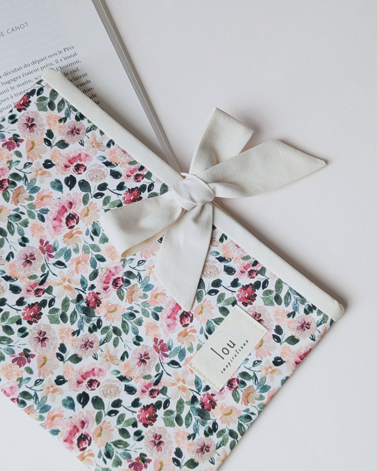 Pochette matelassée Hortense avec livre et liens en coton à nouer