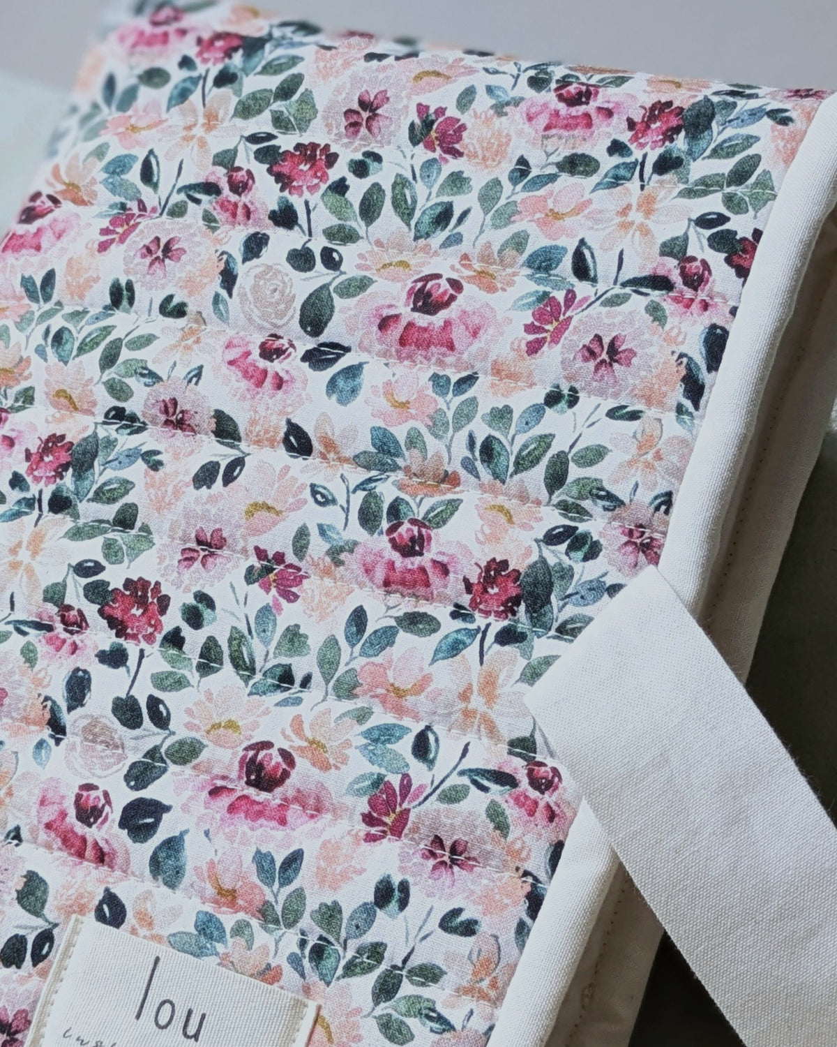 Détail du coton fleuri et du matelassage de la pochette Hortense