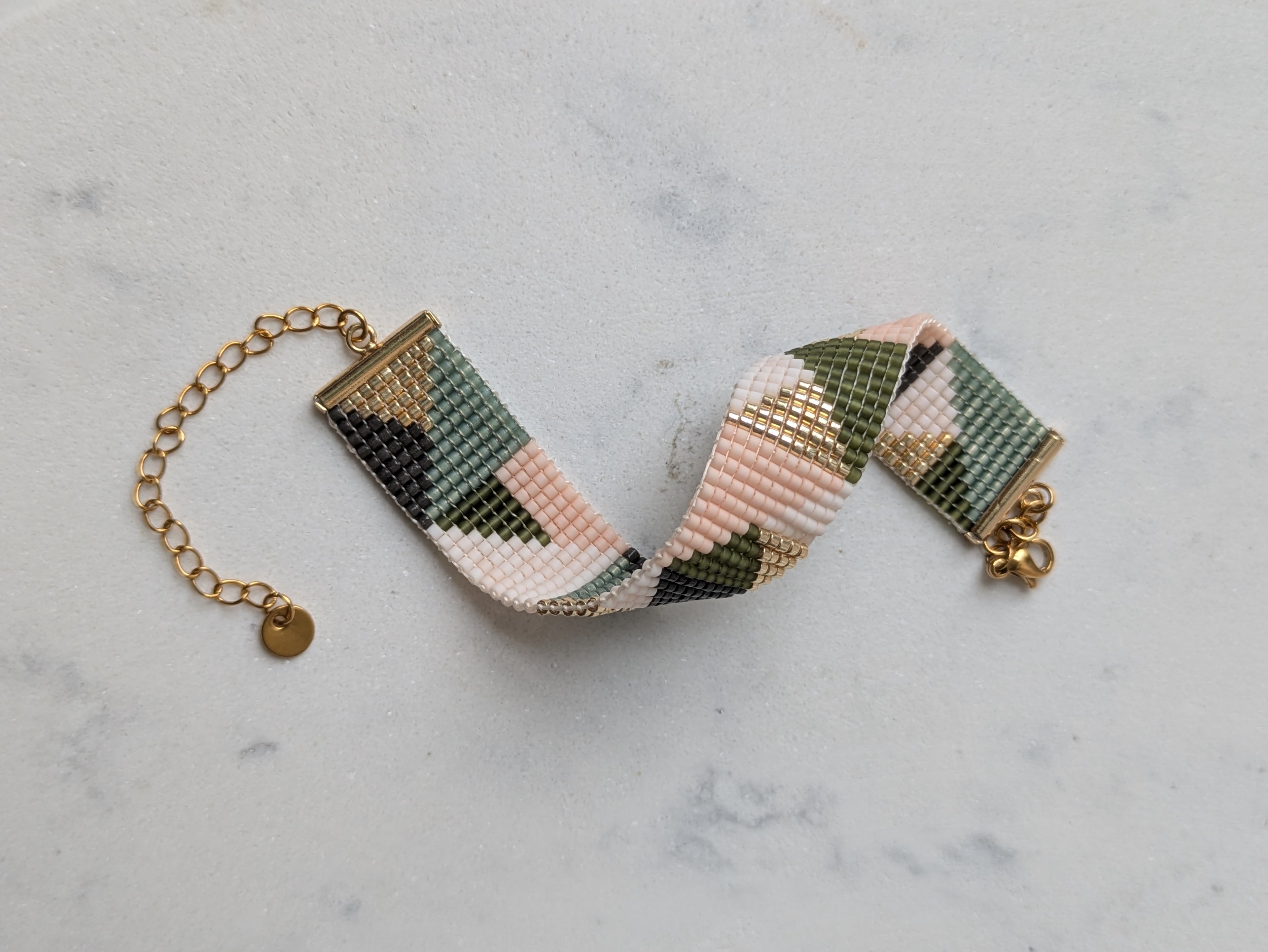 Bracelet géométrique avec plusieurs triangles de couleurs noirs, or, vert, blanc et rose avec chainette couleur dorée - Lou Inspirations