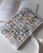Pochette pour livre matelassée fleurie Champ de fleurs avec lien à nouer, confection artisanale pour protéger les romans et livres.