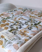 Détail du matelassage d'une pochette pour livre fleurie offrant une protection douce et élégante aux livres, carnets, agendas, liseuses.