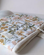 Détail du tissu floral aux teintes naturelles inspiré d'un champ de fleurs sauvages sur une pochette pour livre artisanale