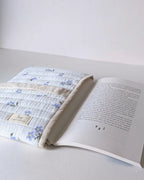Housse de livre matelassée artisanale à motif floral bleu