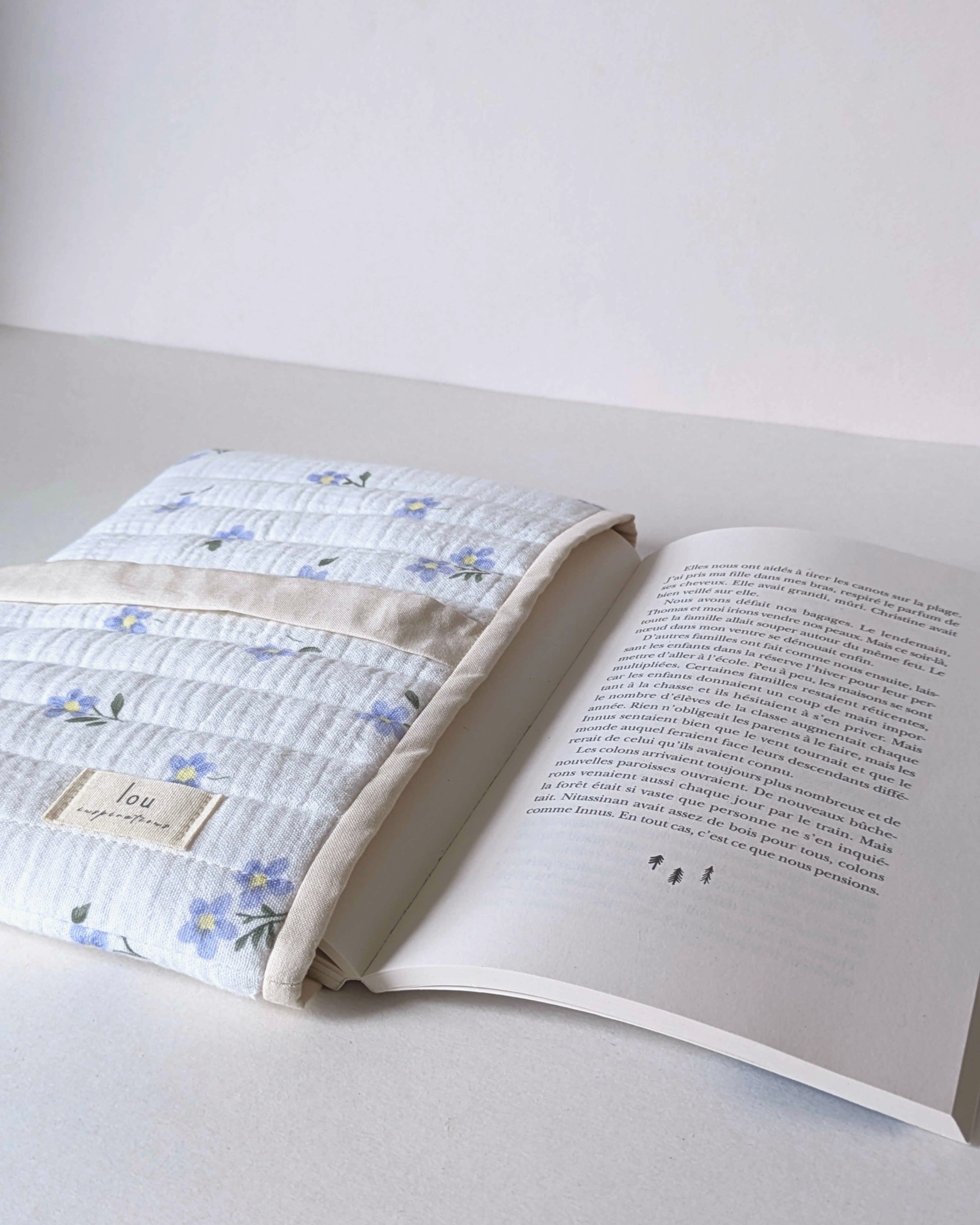 Housse de livre matelassée artisanale à motif floral bleu