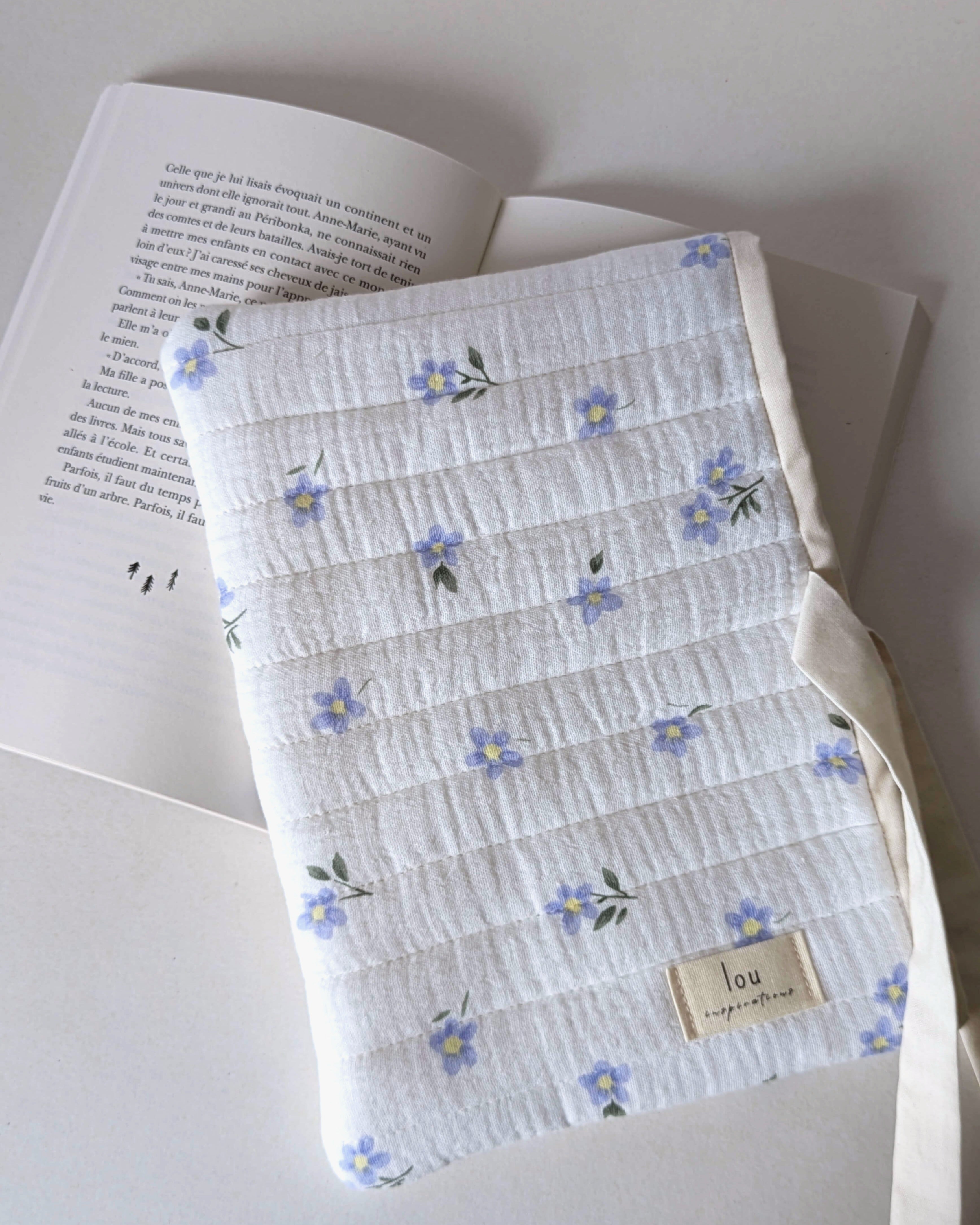 Protège-livre matelassé fleuri fait main en tissu blanc à fleurs bleues