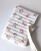 Pochette pour livre artisanale fleurie utilisée comme accessoire de lecture nomade pour transporter romans et carnets.