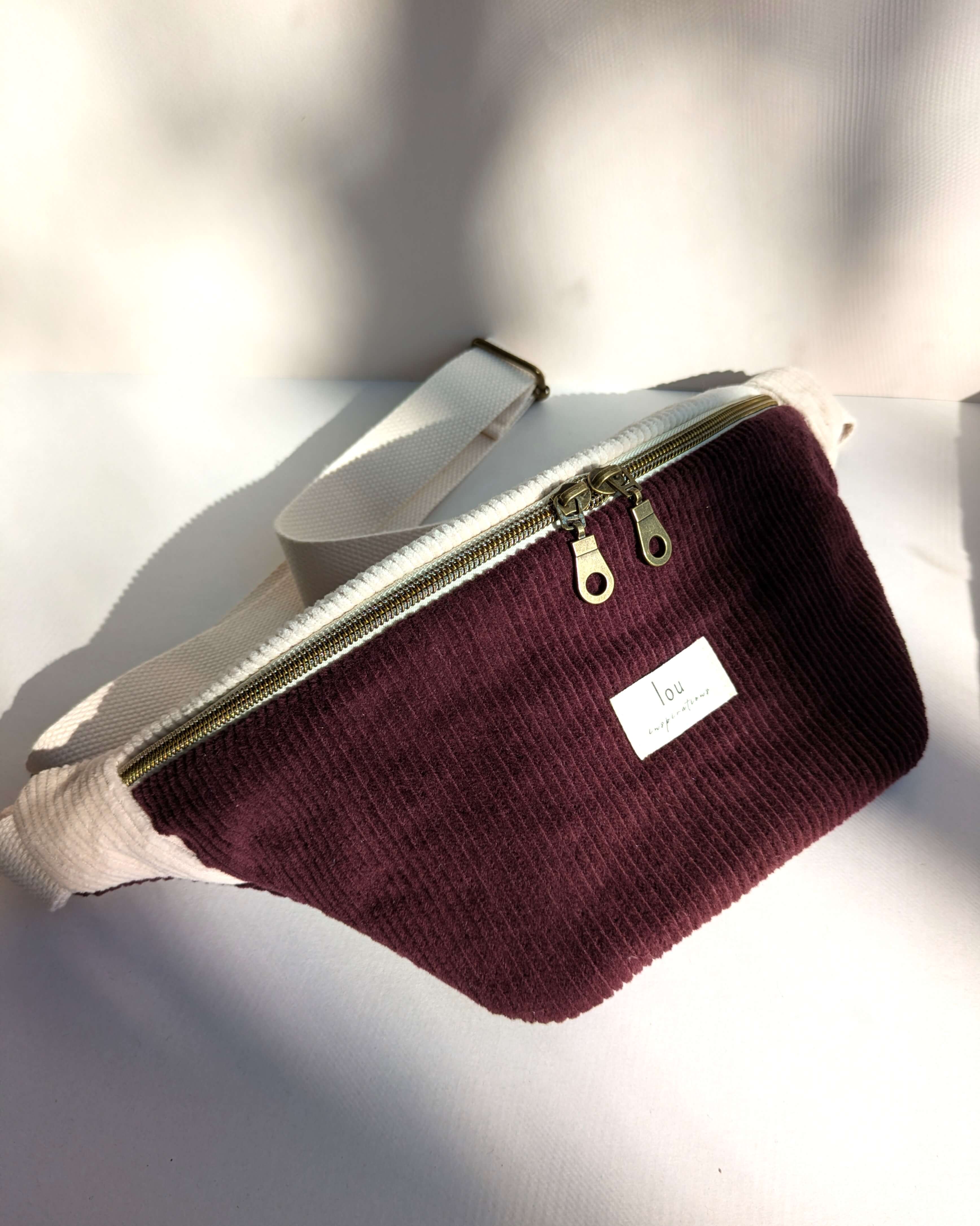 Sac banane pourpre bicolore, zoom sur le design et les finitions artisanales