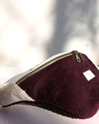 Sac banane bicolore pourpre, création artisanale au style moderne et fonctionnel, détail en gros plan
