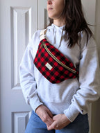 Sac banane à carreaux porté en bandoulière, création artisanale au style hivernal cocoon, pensée pour le confort quotidien
