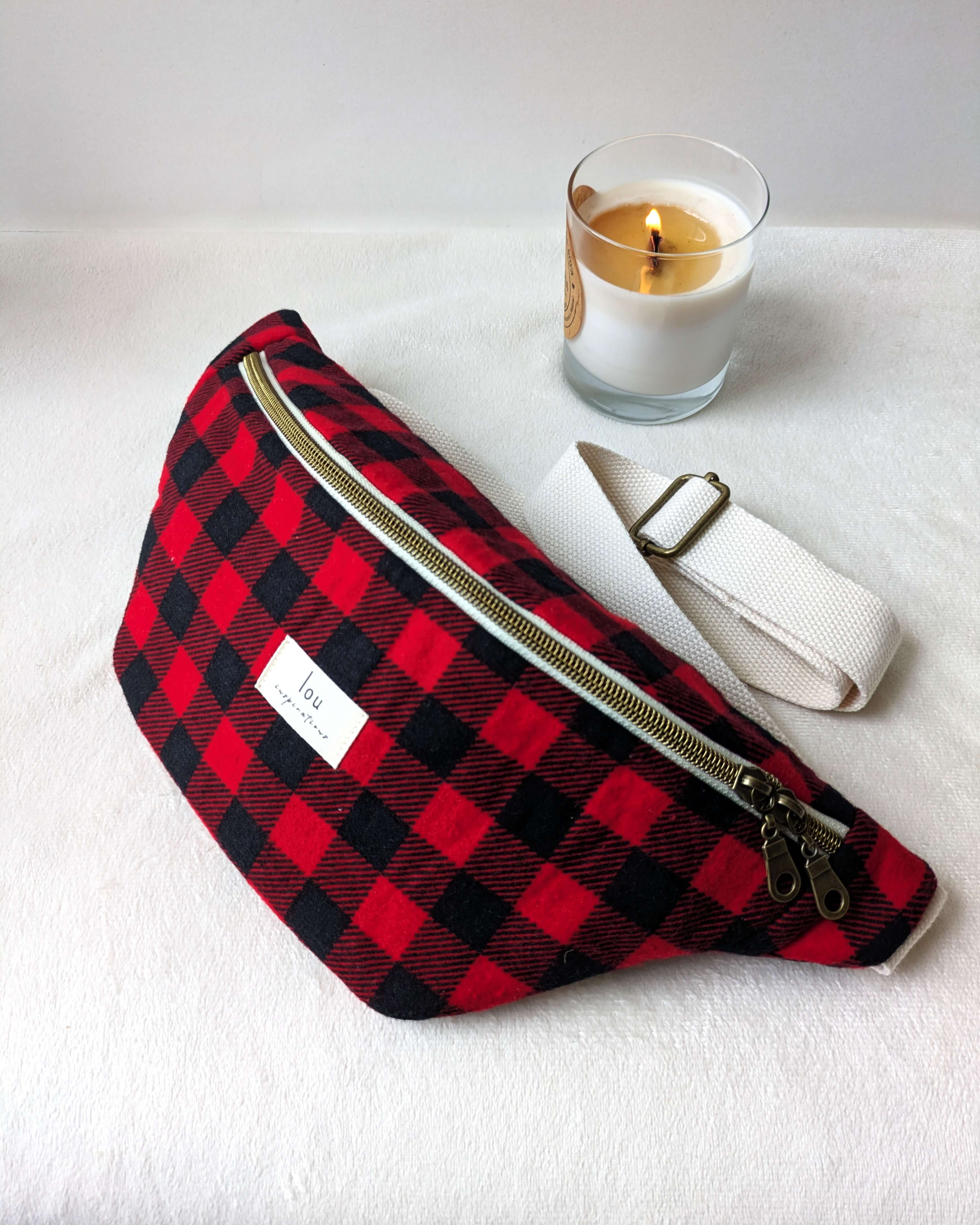 Sac banane à carreaux noir et rouge, inspiration canadienne, création artisanale au style hivernal et chaleureux