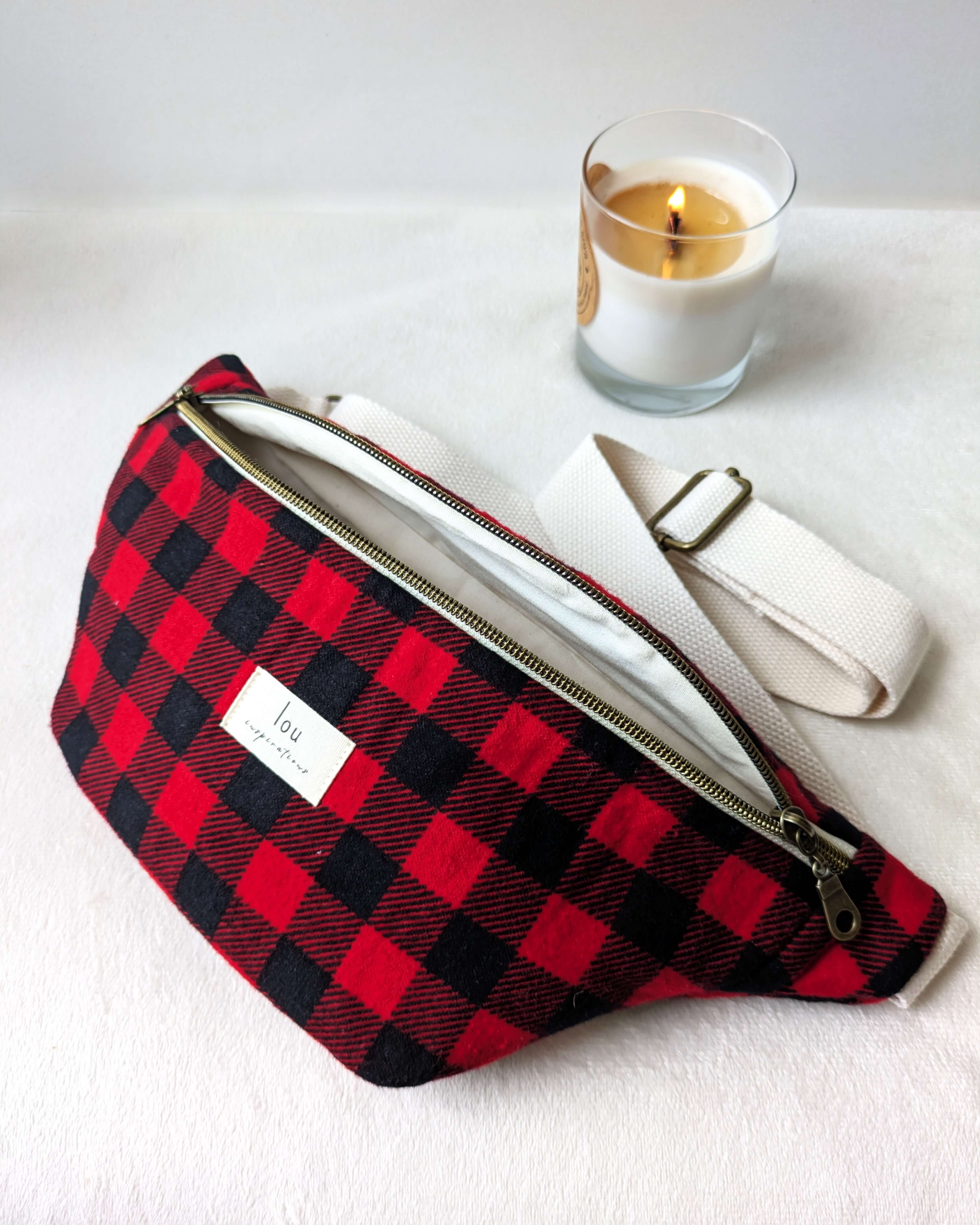 Sac banane à carreaux, gros plan sur les textures douces et hivernales