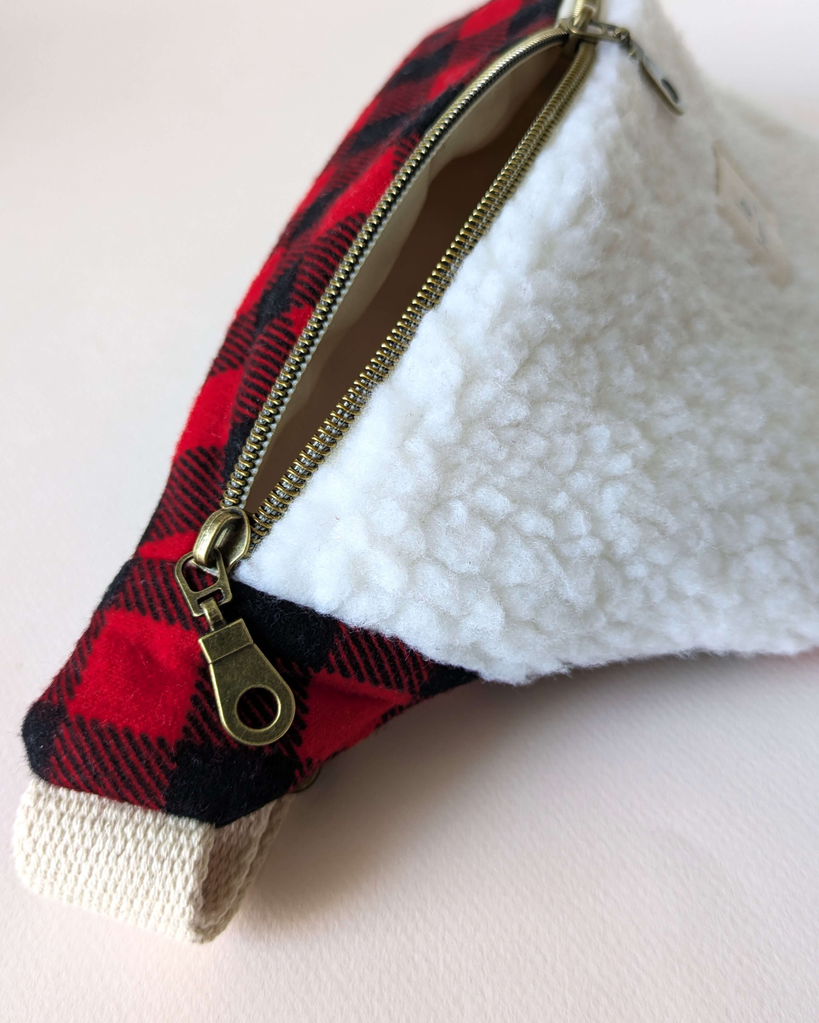 Sac banane à carreaux et sherpa, création artisanale douce et hivernale, détail en gros plan sur les textures