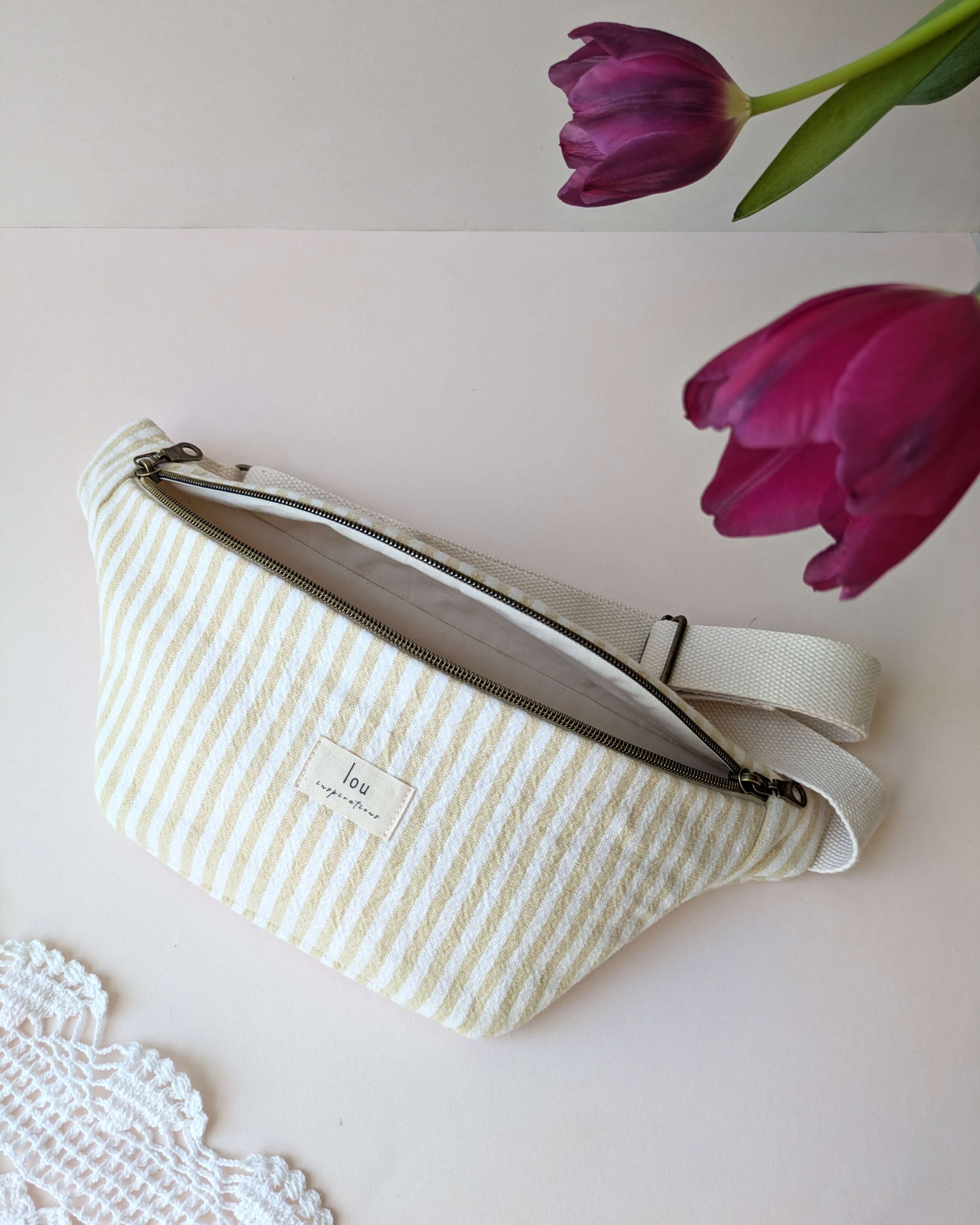 Sac banane rayé jaune, création artisanale au style estival léger et fonctionnel, détail en gros plan