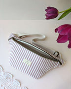 Sac banane rayé rose, gros plan sur les détails et la texture estivale