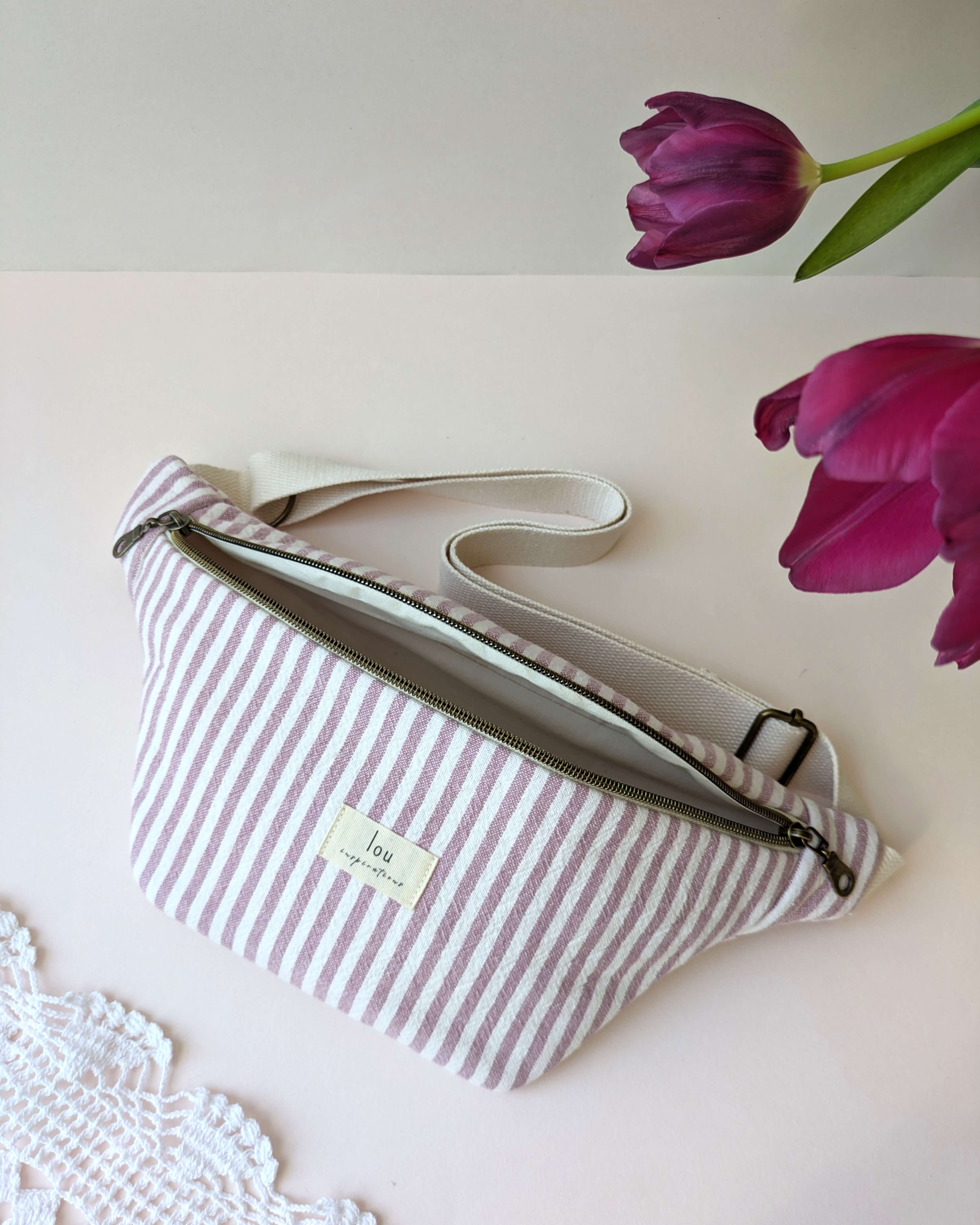 Sac banane rayé rose, gros plan sur les détails et la texture estivale