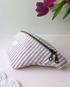 Sac banane rayé rose, zoom sur le tissu et les finitions artisanales