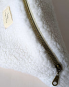 Sac banane sherpa blanc, design moelleux et finition artisanale