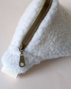 Sac banane blanc en tissu sherpa, texture douce et look cosy