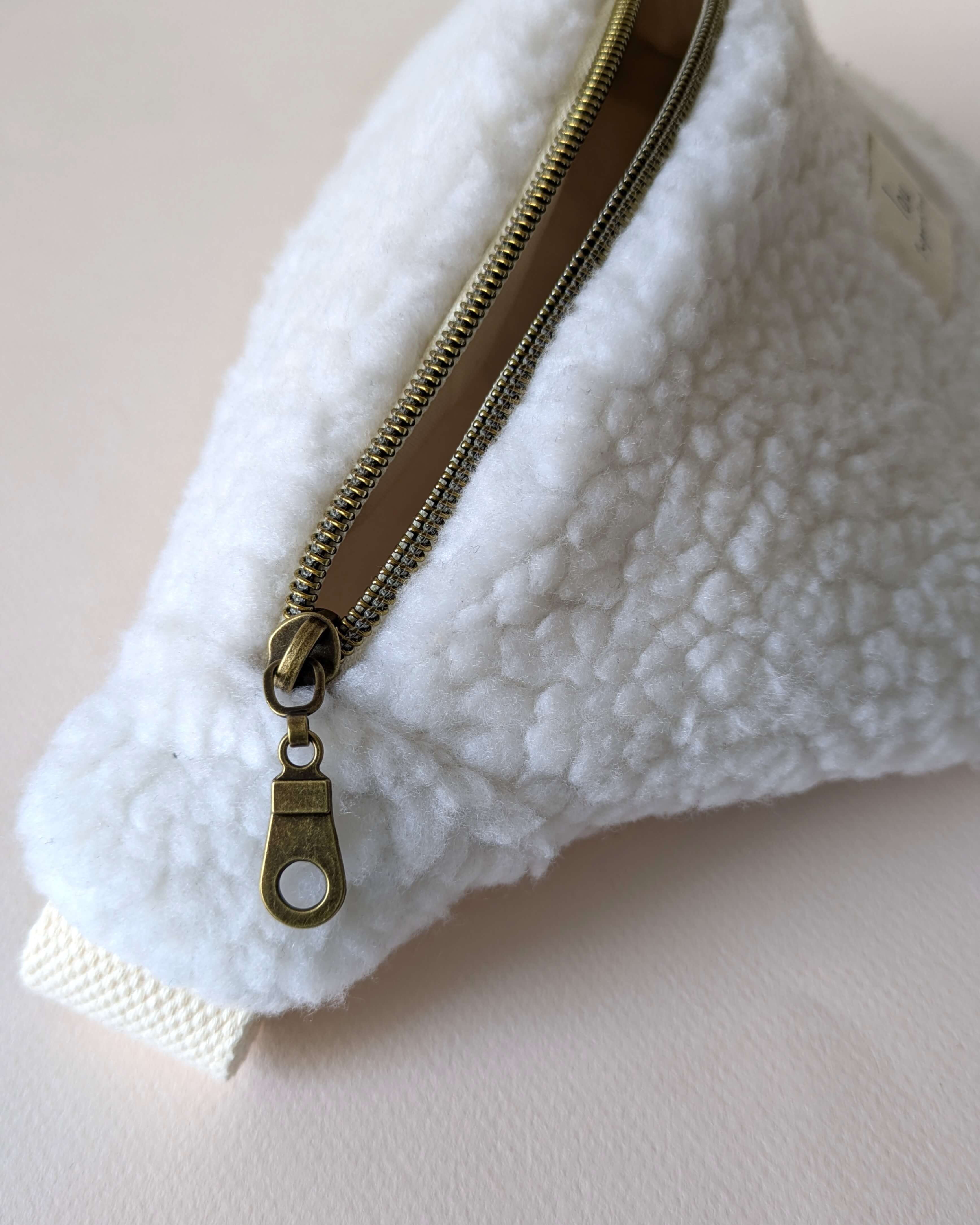 Sac banane blanc en tissu sherpa, texture douce et look cosy