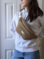 Sac banane sherpa marron porté en bandoulière, création artisanale douce et cocoon, pensée pour un confort quotidien