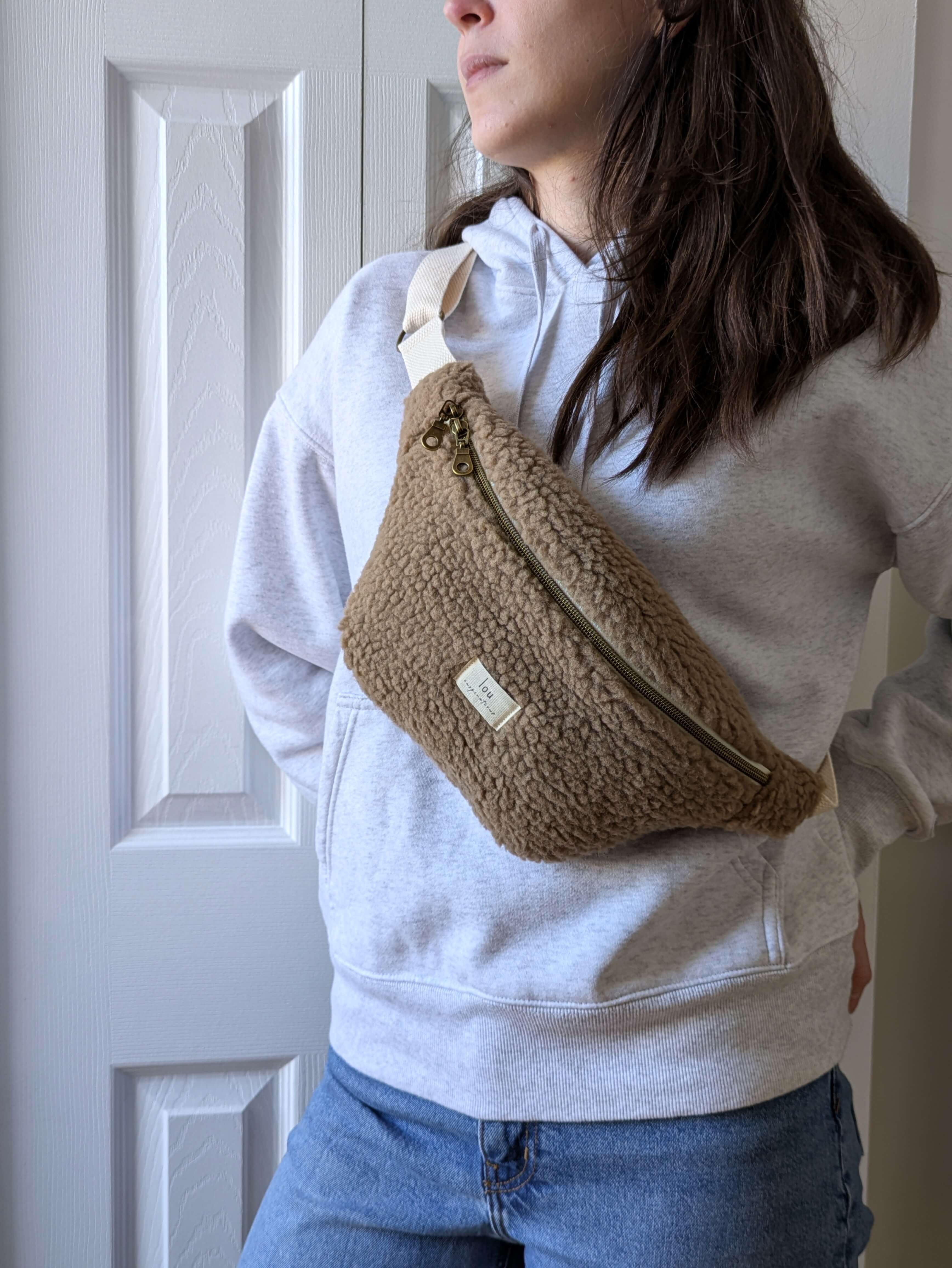Sac banane sherpa marron porté en bandoulière, création artisanale douce et cocoon, pensée pour un confort quotidien