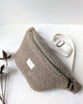 Sac banane marron en tissu sherpa, zoom sur la matière confortable et moelleuse