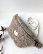 Sac banane marron en tissu sherpa, zoom sur la matière confortable et moelleuse