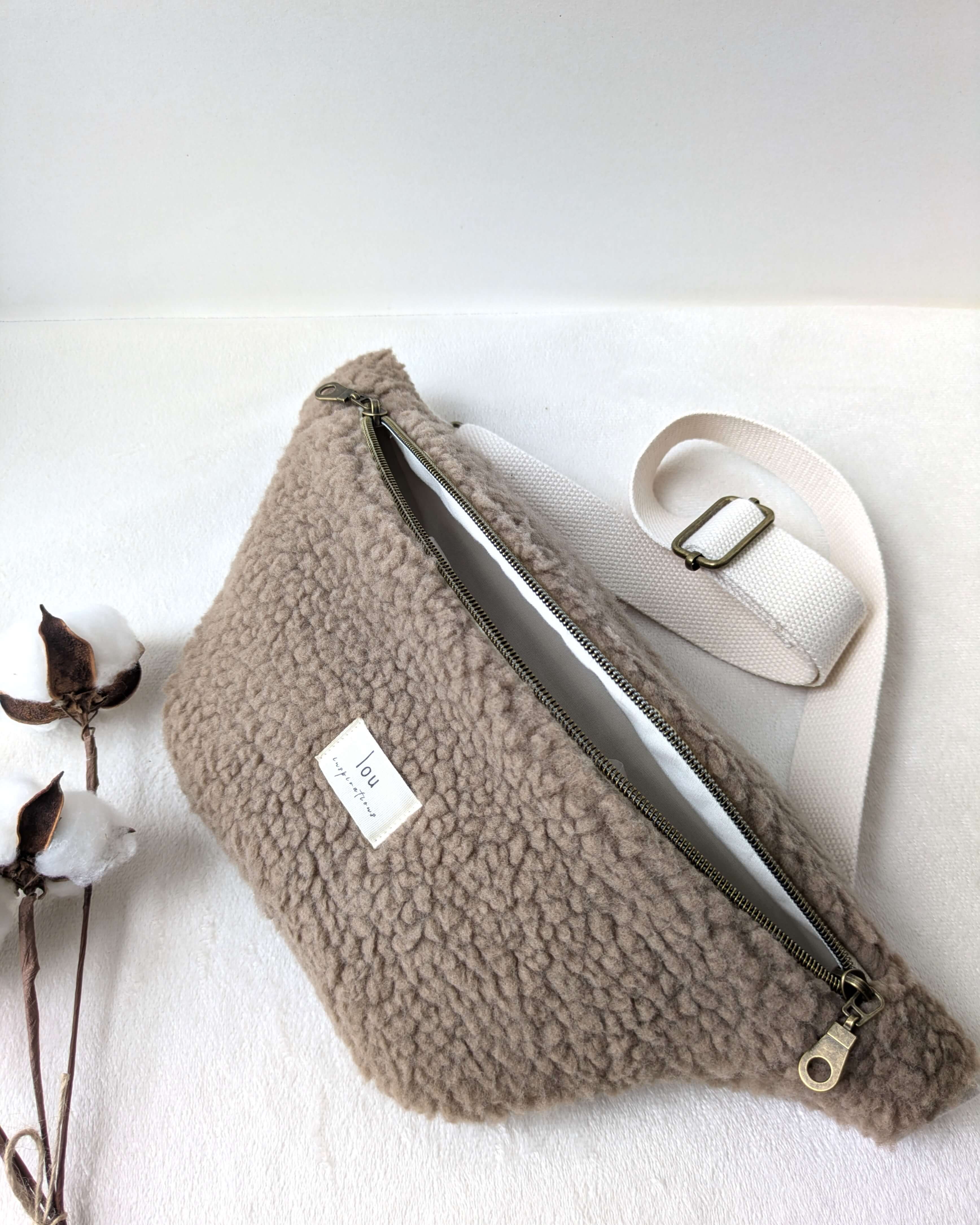 Sac banane sherpa marron, détail rapproché sur la texture douce et artisanale
