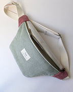 Sac banane tricolore en velours côtelé ouvert, doublure intérieure beige et sangle ajustable crème