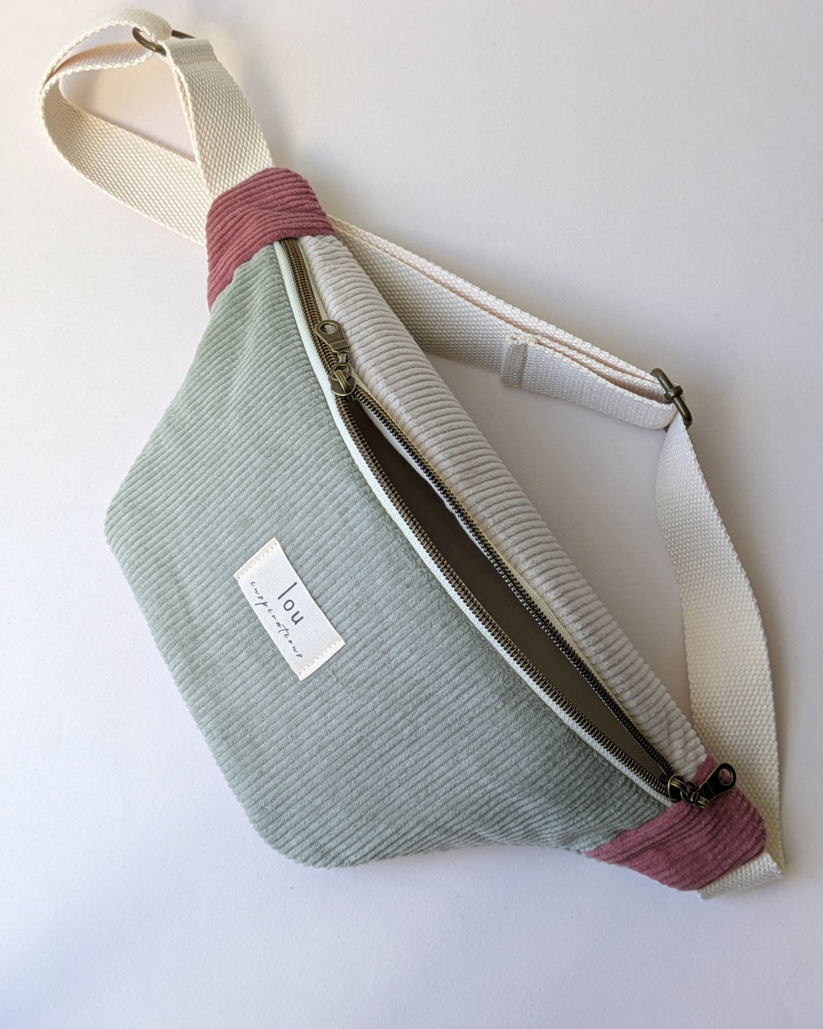 Sac banane tricolore en velours côtelé ouvert, doublure intérieure beige et sangle ajustable crème