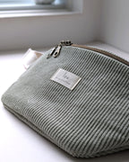 Texture du velours côtelé bio sauge et double tirette bronze d’un sac banane fait main Lou Inspirations