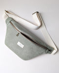 Sac banane en velours côtelé bio sauge avec sangle ajustable crème, double zip bronze et doublure intérieure naturel