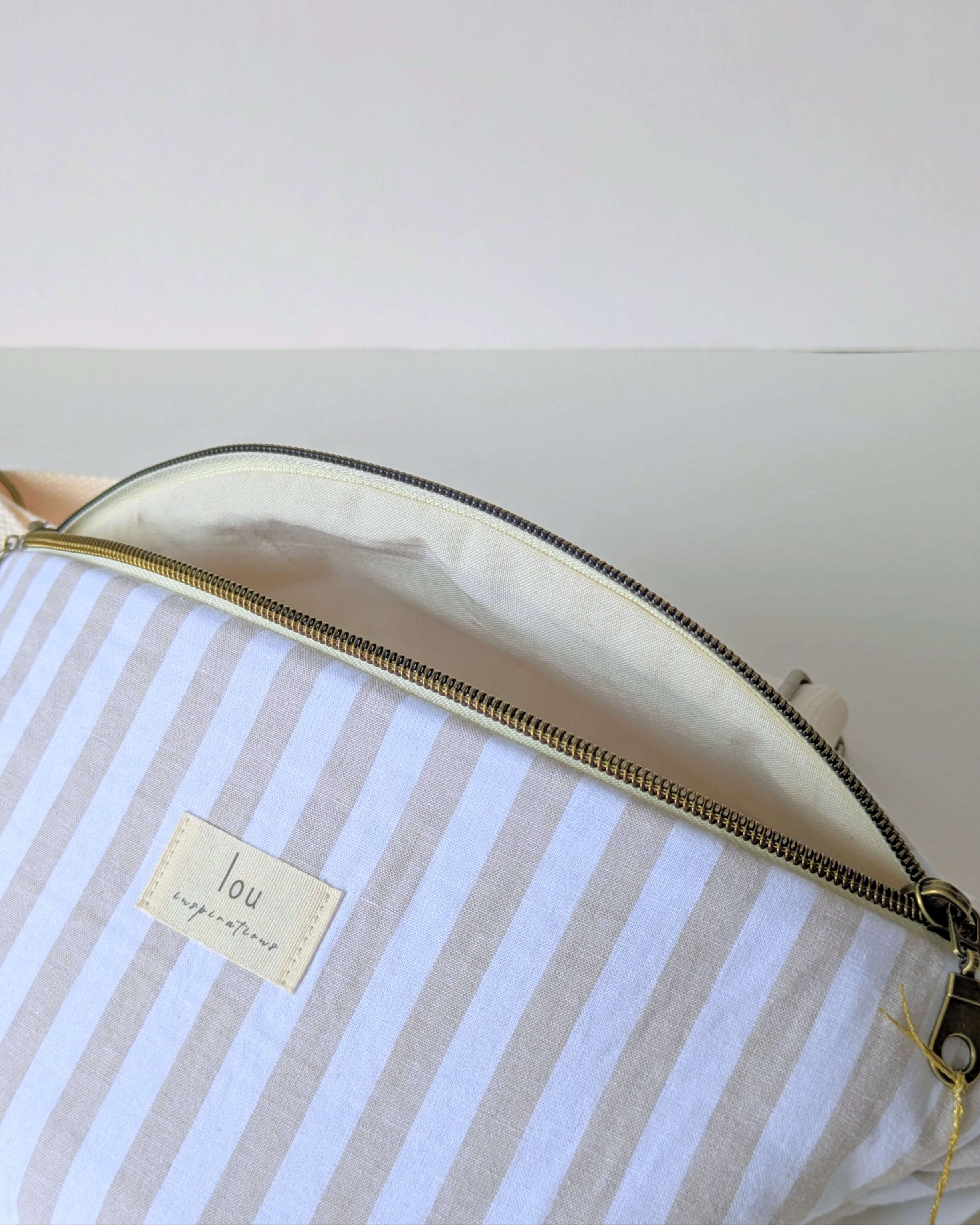 Sac banane beige style bohème et minimaliste avec double zip