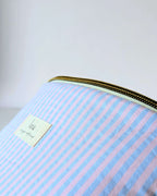 Fermeture éclair métallique et finitions artisanales du sac banane Arlequin