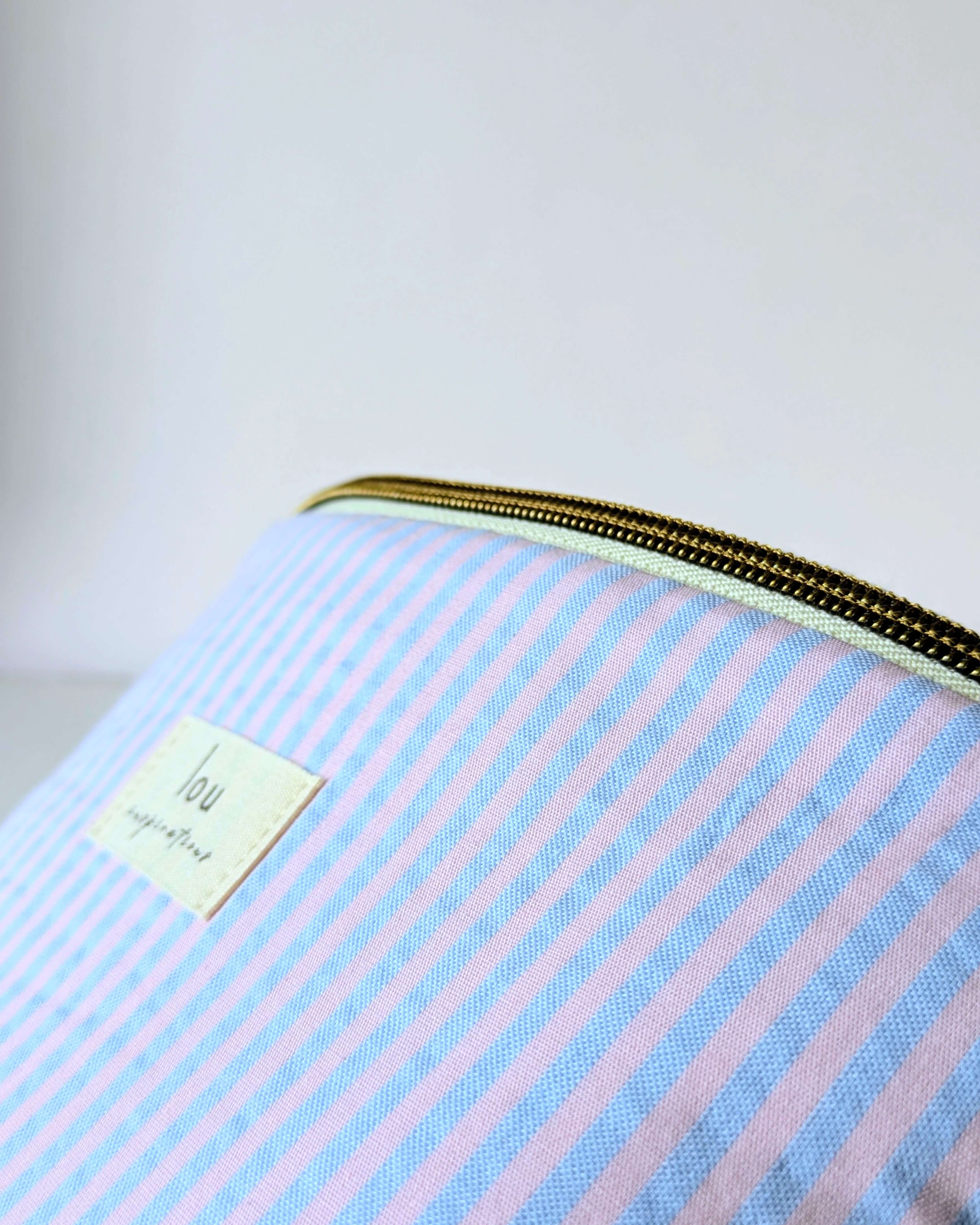 Fermeture éclair métallique et finitions artisanales du sac banane Arlequin