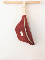 Sac banane en situation - Velours Rouge Carmin - Accessoire mode - Lou Inspirations