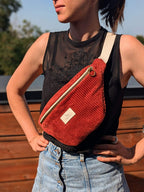 Sac banane porté - Velours Rouge Carmin - Accessoire mode - Lou Inspirations