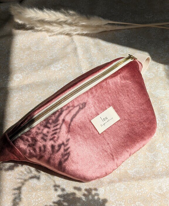 Sac banane rose satiné - Accessoire chic et pratique - Lou Inspirations