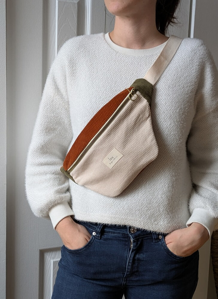 Sac_banane_tricolore_Beige_porte_-_Lou_Inspirations