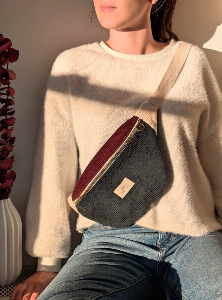 Sac banane tricolore velours/corduroy bleu nuit ajustable - porté - Lou Inspirations