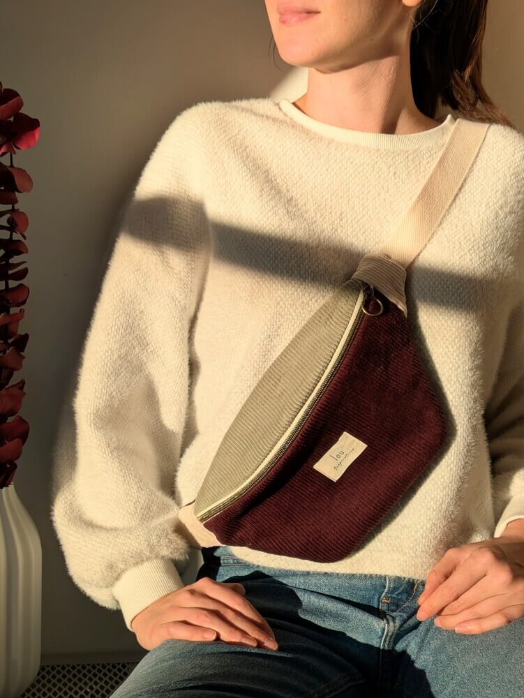 Sac banane tricolore velours/corduroy pourpre ajustable - porté - Lou Inspirations