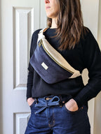 Sac banane bicolore bleu porté, mise en situation lifestyle et naturelle