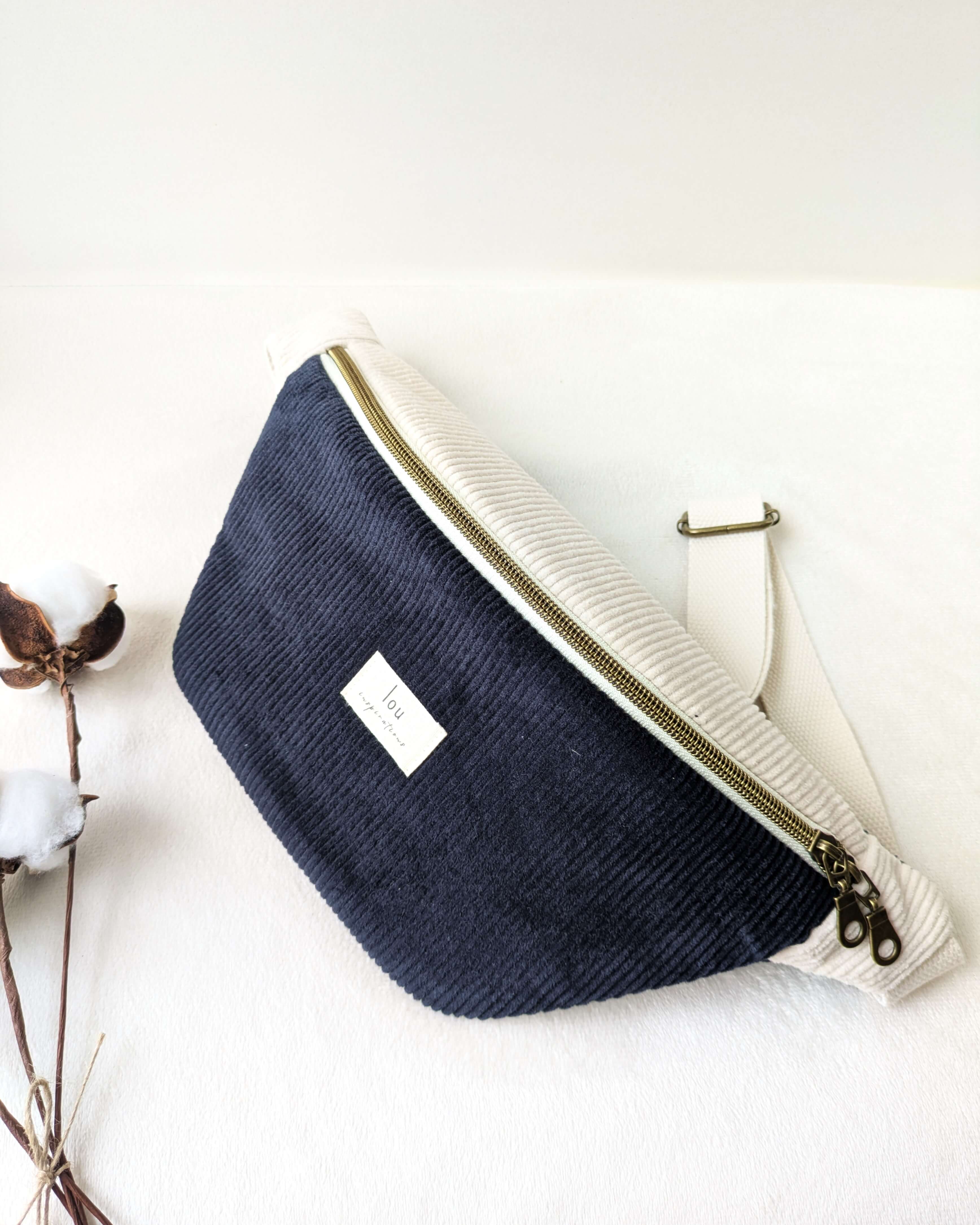 Sac banane bicolore bleu, création artisanale au style moderne et fonctionnel, détail en gros plan