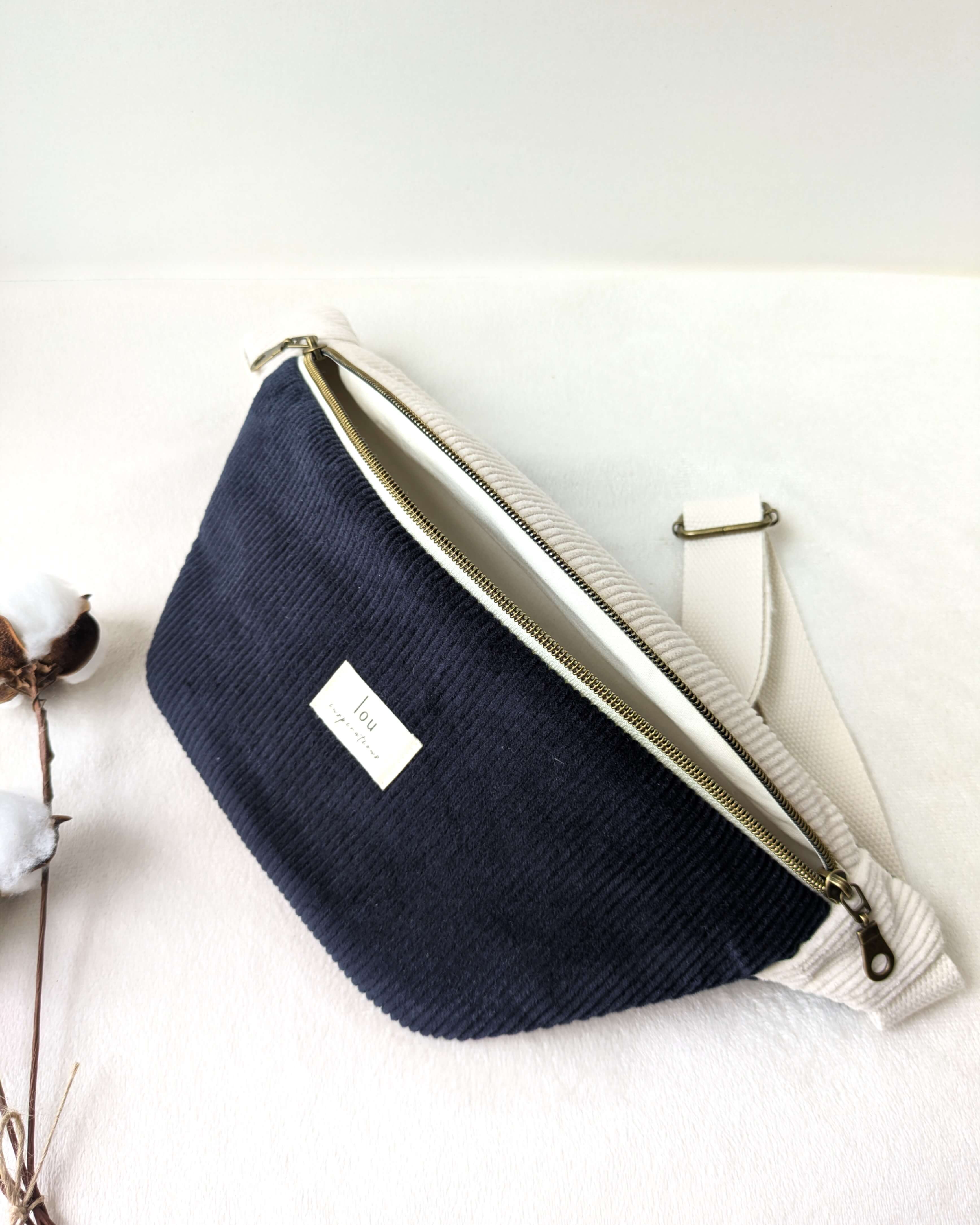 Sac banane bleu bicolore, zoom sur le design et les détails de fabrication