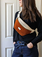 Sac banane bicolore camel porté, création artisanale au style doux et fonctionnel, pensé pour le quotidien