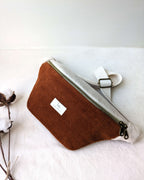 Sac banane bicolore camel, création artisanale au style naturel et fonctionnel, détail en gros plan