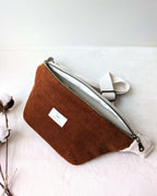 Sac banane camel bicolore, zoom sur le design et les matériaux naturels