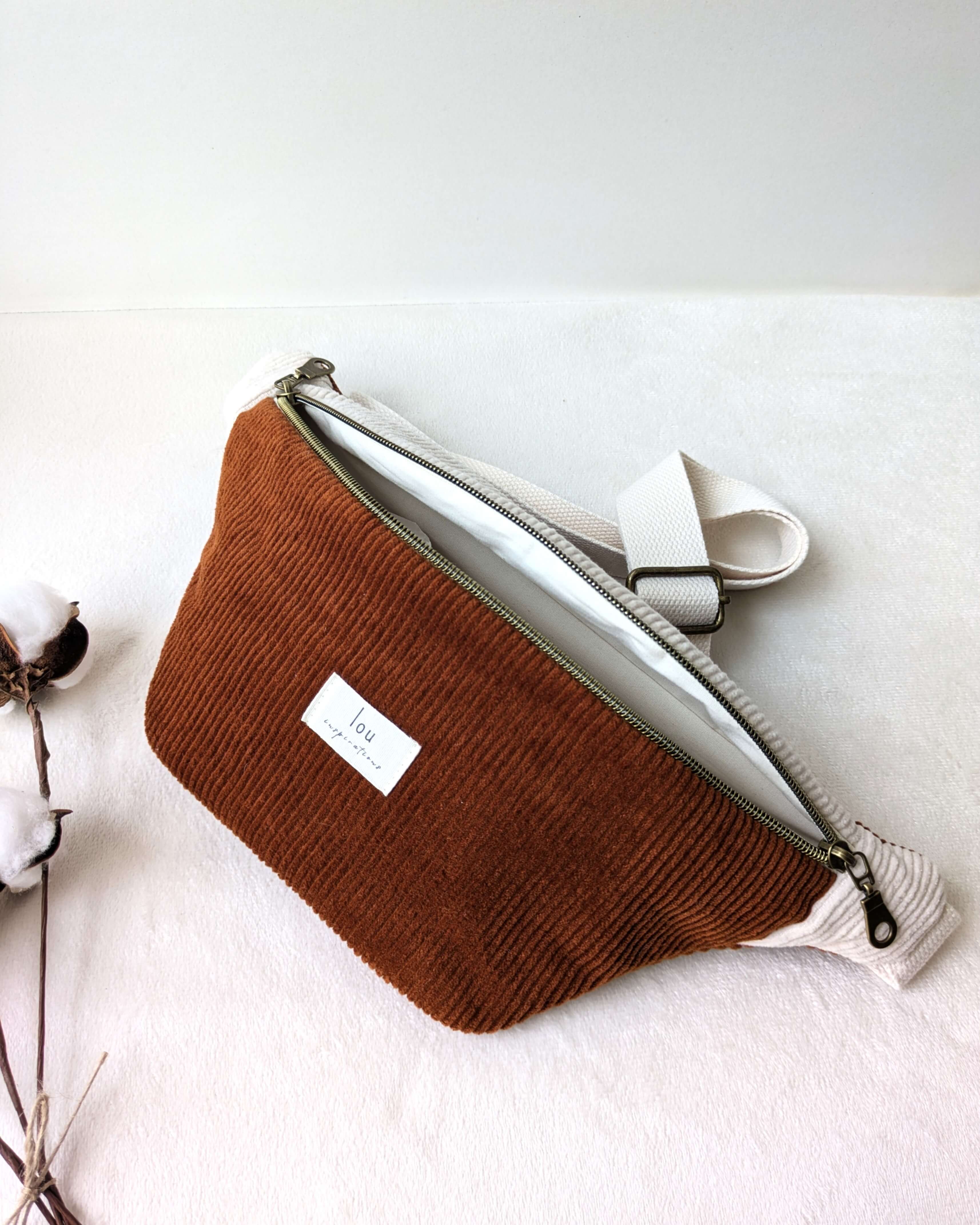 Sac banane camel bicolore, zoom sur le design et les matériaux naturels