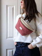 Sac banane bicolore rose porté, création artisanale au style doux et fonctionnel, pensé pour le quotidien