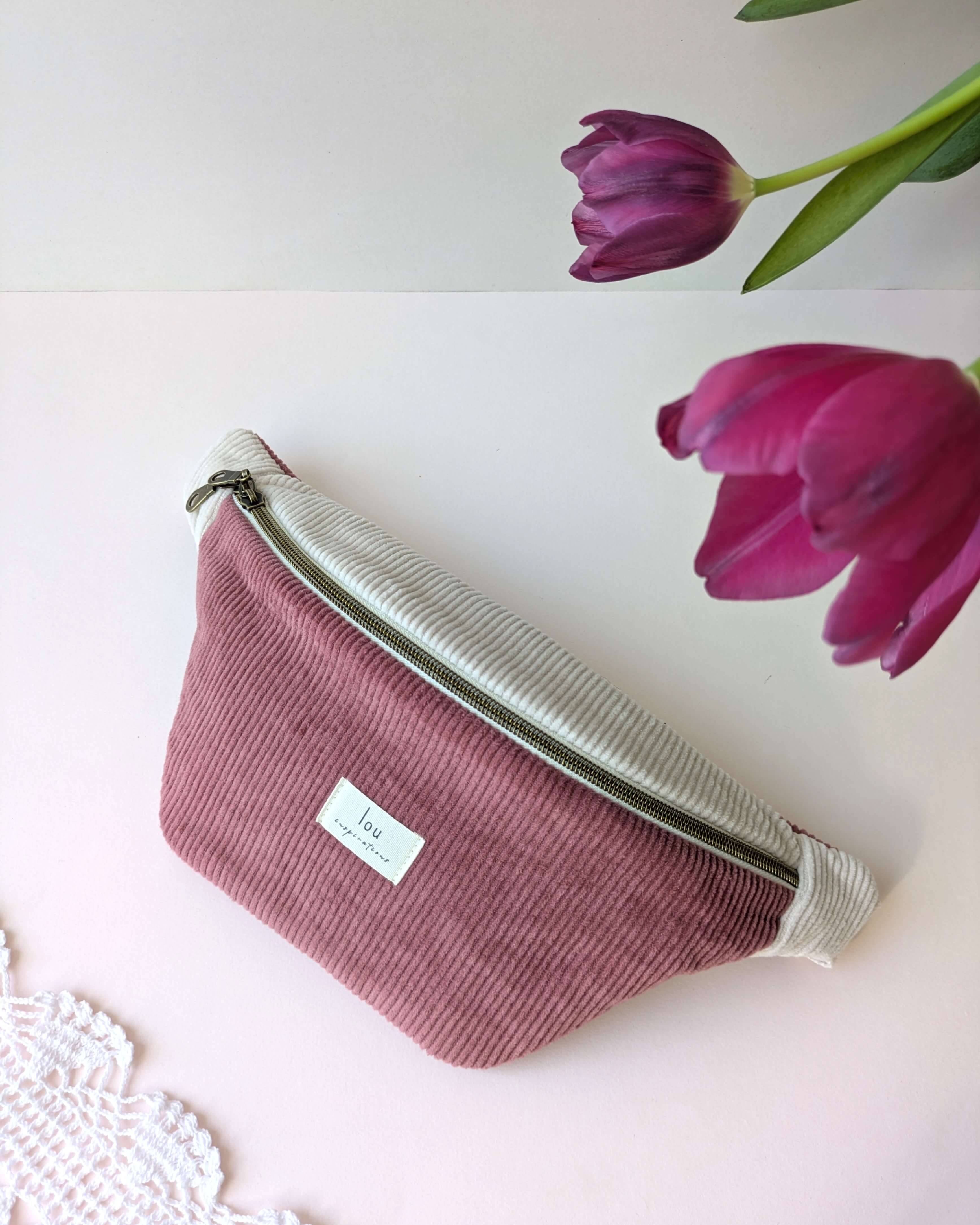 Sac banane bicolore rose, vue en détail sur la structure et le tissu